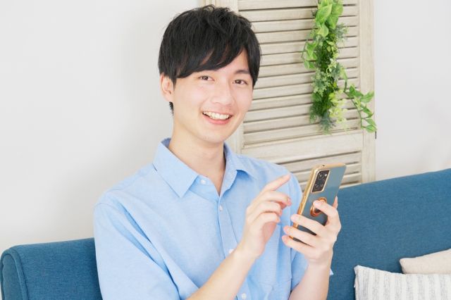 携帯をさわる男性